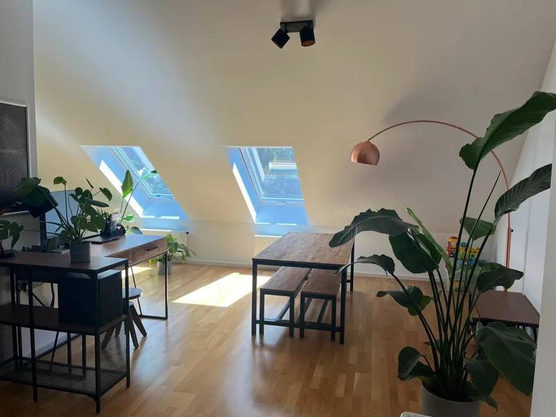 großzügige Dachgeschoss-Wohnung im grünen Märchenviertel — photo 1